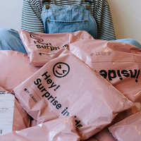 Sacs postaux d'expédition en plastique poly biodégradables et éco-compostables durables imprimés de logo personnalisé pour l'emballage de vêtement