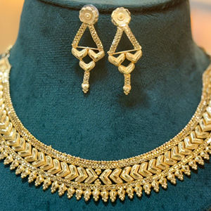 Elegante conjunto de collar y aretes de oro de 24 quilates con diseño intrincado en forma de pera. - Product Image 1