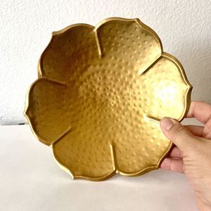 Bandeja de servicio de metal de estilo vintage con exquisitas obras de arte floral para comedor de lujo y entornos de hospitalidad - Product Image 4