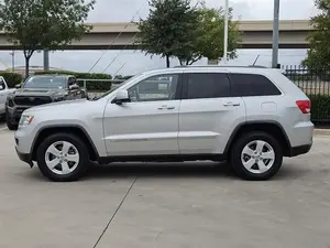 Jeep Grand Cherokee Laredo SUV 2011 con Volante a la Izquierda, Asientos de Cuero y Techo Panorámico - Product Image 5