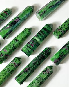 Vente en gros de pierre semi-précieuse de guérison naturelle Pointe de quartz Pierre de rubis Zoisite Obélisque poli Baguette de tour de cristal pour fengshui - Product Image 3