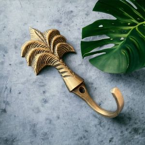 Crochets muraux en laiton faits à la main pour les intérieurs artisanaux mettant en valeur un savoir-faire expert et un matériau durable - Product Image 2