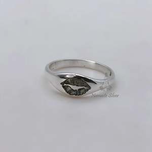 Anillo de Labios 'Beso Susurrante' de Plata de Ley Hecho a Mano, Anillo de Promesa Grabado con Diseño 'Beso' Delicado para Amor Romántico - Product Image 3