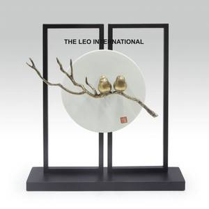 งานฝีมืออะลูมิเนียมสั่งทำขายส่ง รูปปั้นนกบินสีทองหรูหรา ของตกแต่งบ้าน ของประดับตกแต่งโต๊ะ - Product Image 2