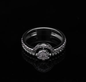 แหวนเพชรธรรมชาติสีทองทูโทน14K ที่มีการออกแบบสองแถบตรงกลางทรงกลมโดยเน้นเพชรและลูกปัด - Product Image 2