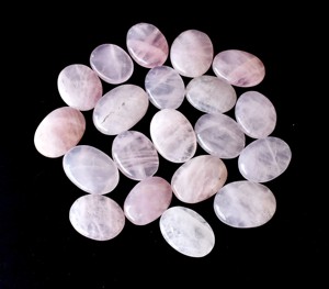 Piedra de Cuarzo Rosa Ovalada Tallada, Ecológica y Atractiva, para Aliviar el Estrés, Cristales Naturales Pulidos, Decoración, Meditación - Product Image 4