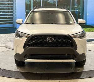 Toyota Corolla Cross LE AWD 2023 d'occasion, couleur blanc cassé, conduite à gauche, sièges chauffants, boîte automatique, jantes en alliage, système de navigation - Product Image 1