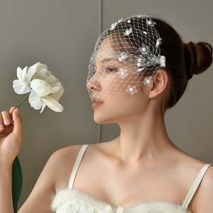 Peigne de mariée vintage fait main en maille de perles blanches Bridella VA15-W avec strass, ajustement confortable pour mariages, bals et événements formels - Product Image 4