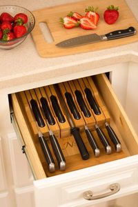 El bloque de cuchillos de bambú en el cajón sostiene 12 cuchillos (no incluidos) sin apuntar hacia arriba MÁS una ranura para su afilador de cuchillos Noble home - Product Image 5