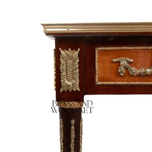Mesa de Centro de Lujo con Incrustaciones de Madera, Adornos de Latón Antiguo y Marquetería Floral Intrincada para Salas de Estar Clásicas - Product Image 4