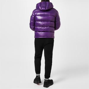 Chaqueta acolchada morada con logotipo personalizado para hombre, chaqueta de invierno acolchada brillante con patrón de camuflaje recubierto de ajuste holgado para primavera - Product Image 2