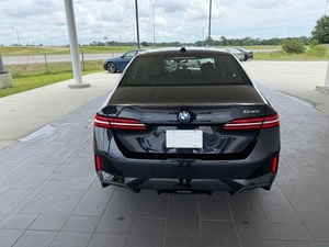 รถยนต์มือสอง BMW ซีรีส์ 5 รุ่น 530i ปี 2024 ขับเคลื่อนล้อหลัง พวงมาลัยซ้าย/ขวา เบาะหนัง ภายในสีเข้ม เกียร์อัตโนมัติ - Product Image 6