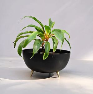 Jardinière en métal fantaisie AZOV Pots de designer de luxe faits à la main pour jardin intérieur et extérieur ainsi que pour la décoration intérieure - Product Image 5