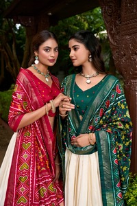 Designer Tushar Silk Lehenga Choli avec chemisier brodé et Dupatta assorti pour la mariée et la fête disponible à la vente - Product Image 3