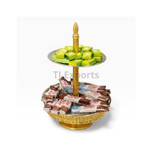 Support à dessert décoratif à deux niveaux en métal avec base gravée dorée pour un service de chocolat haut de gamme, buffet - Product Image 1