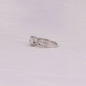 Bague de promesse et d'anniversaire pour femme Princess Twist Minimal en or blanc massif 14 carats avec diamant de laboratoire certifié IGI et sertissage pavé - Product Image 2