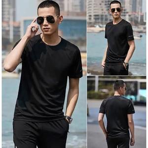 เสื้อยืดคอตตอนผ้าสแปนเด็กซ์สีทึบระบายอากาศได้ดีแห้งเร็วออกแบบโดยดีไซเนอร์สำหรับผู้ชาย - Product Image 1