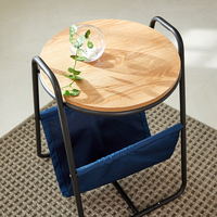 Table basse industrielle moderne portable et mobile avec plateau en bois et base en métal finition peinture poudrée Marque Querencia
