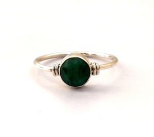 Vente en gros de bagues de pierres précieuses en argent sterling 925 6 mm rondes en agate verte naturelle avec lunette sertie d'une seule pierre - Product Image 2