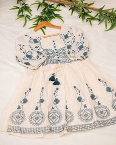 Robe bohème indienne pour femmes tissée à la main en coton biologique imprimé floral à la mode vêtements d'été Design décontracté durable naturel - Product Image 1