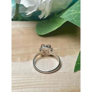 Anillo de Joyería Fina Navajo con Coral Rojo y Plata de Ley, con Engaste Invisible para Uso Diario - Product Image 4