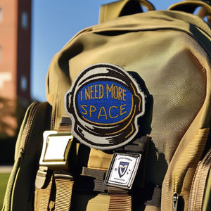 Accessorio per Cappelli Ispirato agli USA con Chiusura in Resina Nera e Bianca, Patch Ricamata con Gancio e Anello per Uniformi Tattiche - Product Image 6