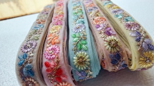 Robe de mariée en dentelle d'organza brodée à la machine avec un motif floral personnalisé, écologique et durable, largeur de 1-1/2 pouces, disponible en cinq couleurs - Product Image 4