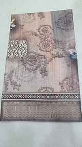 Sarees Dola à Impression Numérique, Collection Exquise London Queen, Saree en Soie Dola à Impression Numérique Premium, Saree pour Femmes, Vente en Gros à Surat - Product Image 4