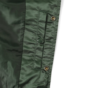 Veste bomber en satin vert forêt pour homme, bordure côtelée rayée, fermeture à boutons pression, finition brillante légère - Product Image 3
