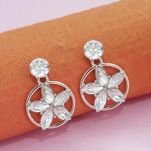 Pendientes de tuerca de piedra austriaca blanca Kriaa chapados en oro con estilo religioso clásico y de moda para el año en que se usa, para el año en que se lleva a cabo - Product Image 1