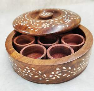 Boîte à épices décorative en bois pour le comptoir, améliorant l'intérieur avec une touche de bois chaleureuse - Product Image 1