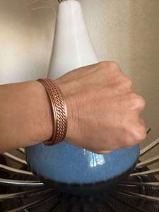 Pulsera de cobre pulida a mano producida para compradores de exportación que exigen consistencia, durabilidad y estilo clásico. - Product Image 4