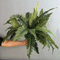 Vente en gros de fougère de Boston artificielle, faux arbustes verts, plantes apportant de l'herbe pour salon, bureau, balcon, décoration suspendue