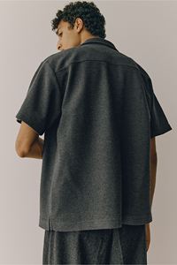 Camisas de Jersey para hombre @ Precio justo ODM & OEM Marca personalizada Ajuste regular Mezcla de poliéster y algodón Texturizado Manga corta Cuello en V - Product Image 4