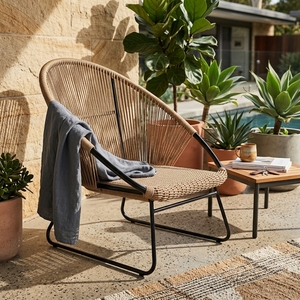 Fauteuil lounge d'extérieur Charlotte Brown tressé, avec structure en métal noir type traîneau et assise en corde, pour aménagement de patio, design artistique et décoratif - Product Image 4