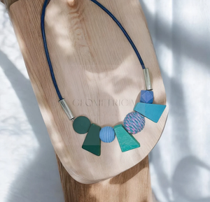 Collier en résine fait à la main avec un look naturel tendance, parfait pour un style élégant et un usage quotidien. - Product Image 1