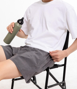 กางเกงขาสั้นผู้ชายผ้าโพลีเอสเตอร์รัดรูป มีซิปกระเป๋า ความยาวระดับเข่า ไซส์ S/M/XL รับผลิตตามแบบ OEM/ODM ขายส่งเสื้อผ้า - Product Image 4