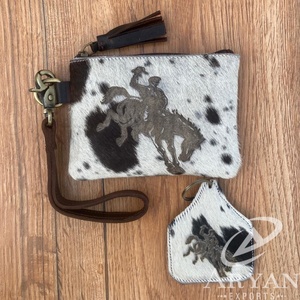 Nuevo pelo de moda en cuero de vaca grabado láser muñequera borla cremallera bolsa cuero de vaca grabado láser llavero Combo conjuntos - Product Image 1