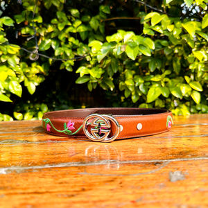 เข็มขัดหนังวัวแท้หรูหราใช้ได้ทั้งชายและหญิงทำมือด้วยการออกแบบปักที่ไม่ซ้ำใครกรอบทองเหลืองความยาวที่กำหนดเองสไตล์สบายๆ - Product Image 1