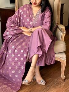 Vêtements décontractés à la mode de qualité supérieure pour femmes Chanderi Viscose Tissu Kurta Pantalon Dupatta Style Vintage pour les fêtes - Product Image 6