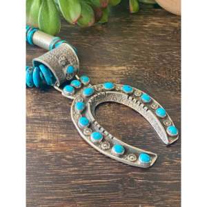 Collar Delbert Arviso Kingman de Turquesa y Plata de Ley con diseño de Herradura y Tufa Fundida con Engaste de Bisel, Regalo - Product Image 3