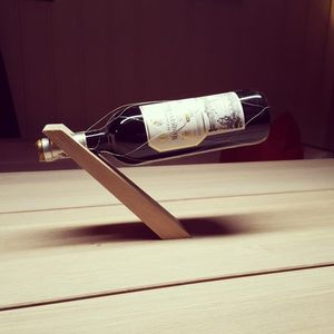 Porte-bouteille en bois conçu pour un nettoyage facile et une utilisation durable - Product Image 1