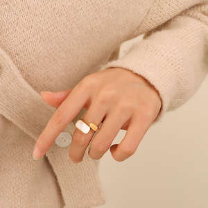 Anillo Ajustable de Acero Inoxidable Chapado en Oro Rosa de 18K con Diseño de Concha Marina, Joyería Moderna y Elegante con Incrustaciones - Product Image 2