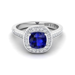 Meilleure vente Bague de fiançailles Halo en argent 925 plaqué or diamant saphir bleu taille coussin pour femmes au prix de gros - Product Image 1