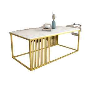 Table avec dessus en métal doré et marbre Table d'appoint de qualité supérieure faite à la main Table basse en métal élégante et classique - Product Image 4