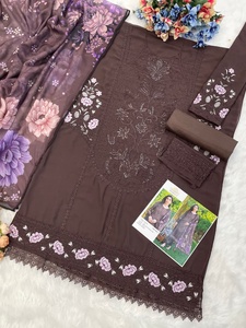 Costume de créateur pakistanais en georgette de renard lourd avec broderie élégante, parfait pour les mariages, collection de vêtements de fête - Product Image 4