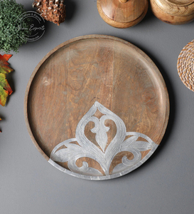 Elegante bandeja redonda de madera con diseño floral tallado, ideal para servir y decorar, duradera, elegante, perfecta para regalar - Product Image 2
