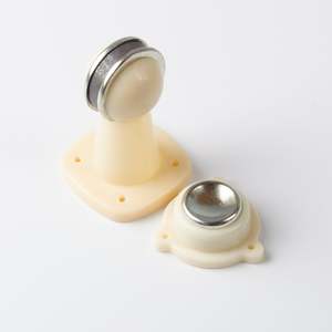 Magnete di fermo per porta in beige - Product Image 1