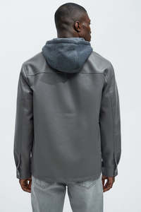 Veste en cuir végétalien noir pour homme avec doublure en sherpa coupe streetwear avec poches poitrine et polaire contrastée pour plus de chaleur et de style - Product Image 4