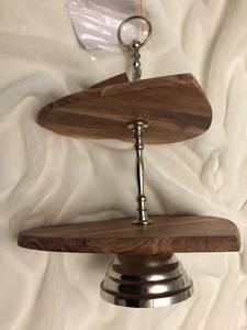 Exhibidor de Postres de Madera Premium de 2 Niveles con Diseño a Cuadros y Asa Dorada, Ideal para Fiestas y Eventos en el Hogar - Product Image 4